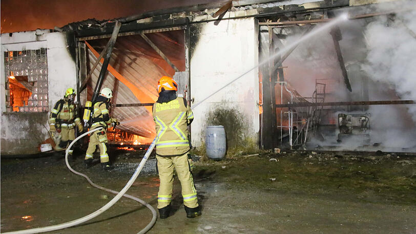 Die Ursache für den Brand ist noch unklar. Klicken Sie sich durch die Bilder des Feuerwehreinsatzes in Mettenheim.