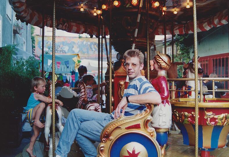 1991: Beim Hoffest war sogar ein Karussell aufgebaut.