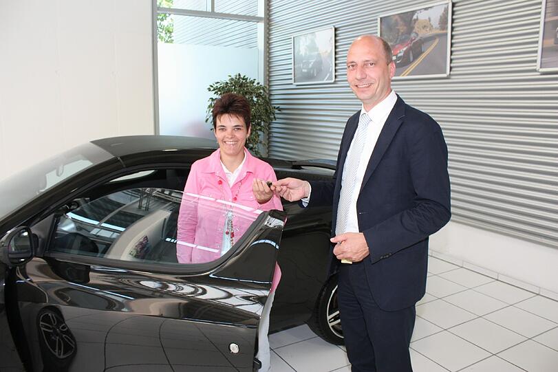 Der Frühling kann für Gewinnerin Manuela Louder kommen! Personen auf dem Bild (v.links n.rechts): Manuela Louder (Wind-Gewinnerin), Andreas Fehervary (Geschäftsführer Renault Niederlassung München)