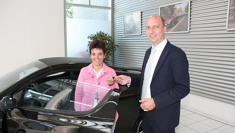 Der Frühling kann für Gewinnerin Manuela Louder kommen! Personen auf dem Bild (v.links n.rechts): Manuela Louder (Wind-Gewinnerin), Andreas Fehervary (Geschäftsführer Renault Niederlassung München) Der Frühling kann für Gewinnerin Manuela Louder kommen! Personen auf dem Bild (v.links n.rechts): Manuela Louder (Wind-Gewinnerin), Andreas Fehervary (Geschäftsführer Renault Niederlassung München)