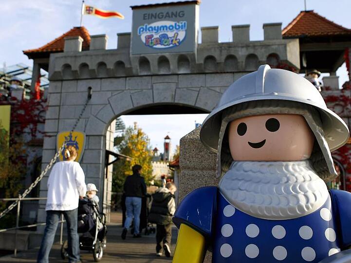 Der Eingang des Playmobil-FunParks in Zirndorf bei Nürnberg. Die Corona-Krise bringt manche Freizeitparks nach Angaben ihres Verbands in existenzielle Not.