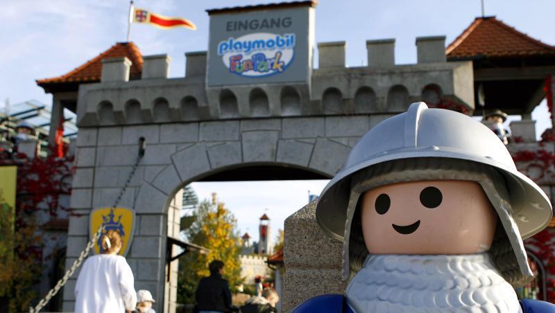 Der Eingang des Playmobil-FunParks in Zirndorf bei Nürnberg. Die Corona-Krise bringt manche Freizeitparks nach Angaben ihres Verbands in existenzielle Not. Der Eingang des Playmobil-FunParks in Zirndorf bei Nürnberg. Die Corona-Krise bringt manche Freizeitparks nach Angaben ihres Verbands in existenzielle Not.