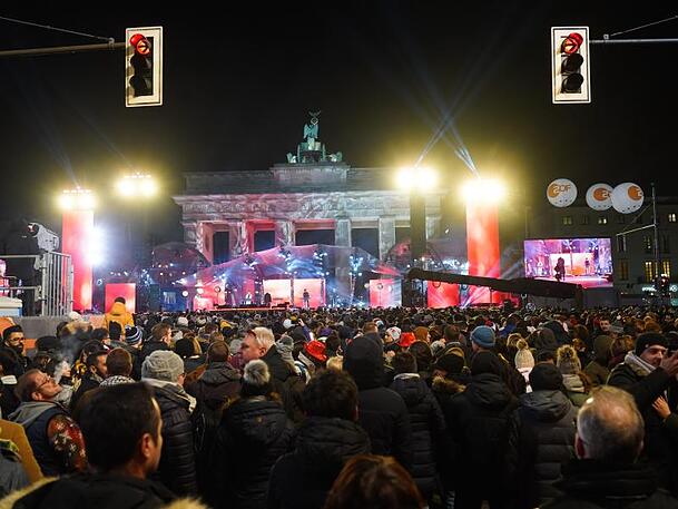 So wird es diesmal nicht werden: Tausende Menschen feiern 2019 Silvester am Brandenburger Tor. So wird es diesmal nicht werden: Tausende Menschen feiern 2019 Silvester am Brandenburger Tor.