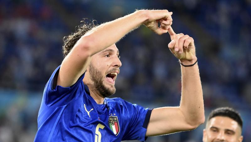 Italiens Manuel Locatelli (l) freut sich über seinen Treffer.