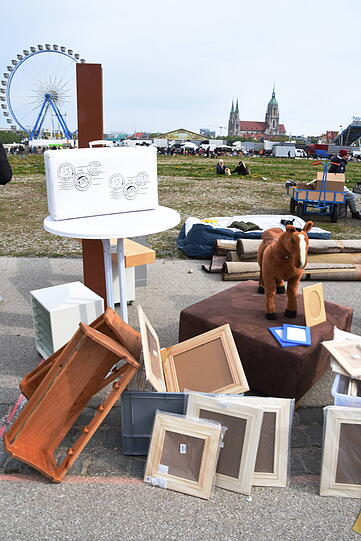 Stillleben: Flohmarkt vor Frühlingsfest.