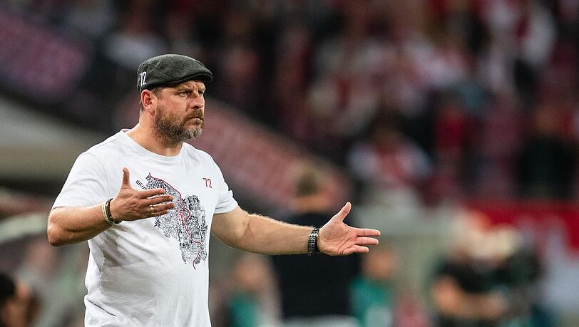 Kölns Trainer Steffen Baumgart reagiert an der Seitenlinie.