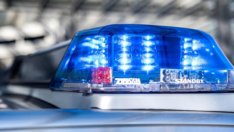 Ein Blaulicht leuchtet auf dem Dach eines Polizeiwagens.
