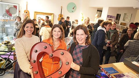 Kommunalreferentin Kristina Frank (links), Halle-2-Chefin Bettina Folger und Bürgermeisterin Verena Dietl eröffnen den neuen Gebrauchtwarenladen.