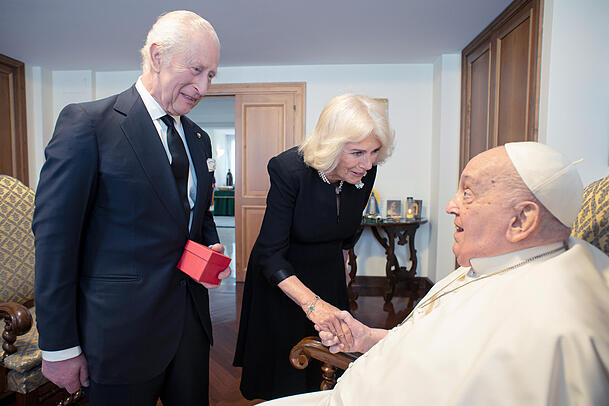 Papst Franziskus empfing König Charles und Königin Camilla zu einem privaten Gespräch im Vatikan.