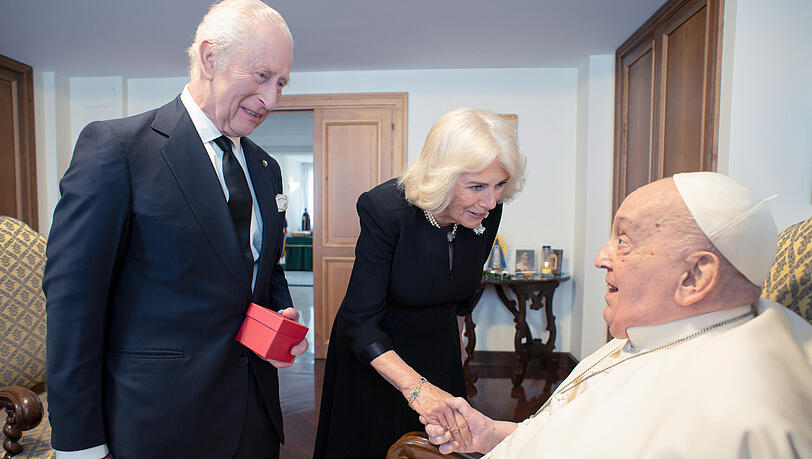 Papst Franziskus empfing König Charles und Königin Camilla zu einem privaten Gespräch im Vatikan. Papst Franziskus empfing König Charles und Königin Camilla zu einem privaten Gespräch im Vatikan.