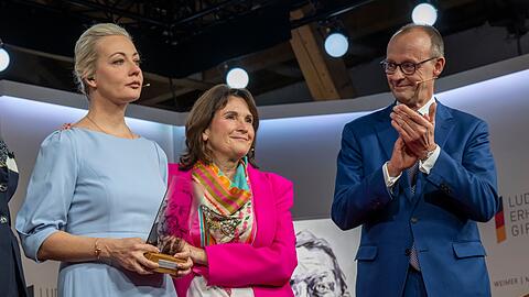 Vor zwei Jahren erhielt Julia Nawalnaja in Bayern ebenfalls einen preis: Auf dem Ludwig-Erhard-Gipfel am Tegernsee wurde ihr von Friedrich Merz der Freiheitspreis der Medien &uuml;berreicht. (Archivbild)