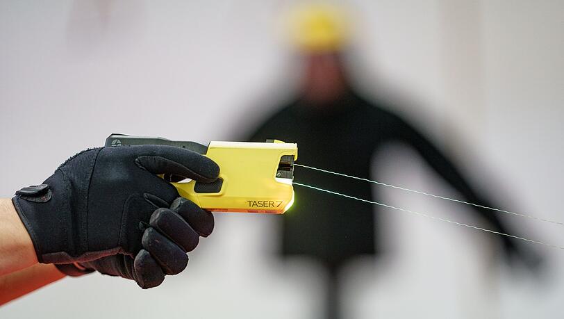 Taser statt Pistole? Die bayerische Polizei will das nun auch für den Einsatz auf Streife testen. (Symbolbild) Taser statt Pistole? Die bayerische Polizei will das nun auch für den Einsatz auf Streife testen. (Symbolbild)