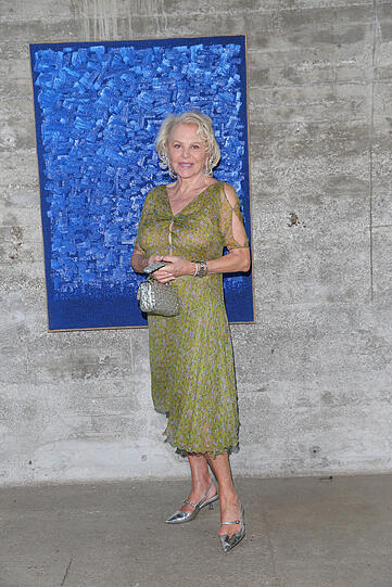 Die Schwiegermutter von Prinzessin Madeleine von Schweden, Eva O' Neill, bestaunt am Donnerstag die Werke der neuen Pop-up-Ausstellung "Common Ground" in Schwabing. Die Schwiegermutter von Prinzessin Madeleine von Schweden, Eva O' Neill, bestaunt am Donnerstag die Werke der neuen Pop-up-Ausstellung "Common Ground" in Schwabing.