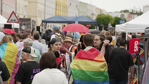 Mehrere Hundert Menschen kamen zum CSD in M&uuml;hldorf.