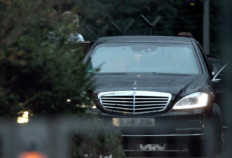 Bundespraesident Christian Wulff verlaesst am Freitag um 7.36 Uhr in einem Dienstwagen seine Dienstvilla in Berlin - Dahlem.