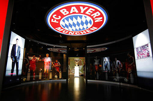 Die neue Erlebniswelt des FC Bayern öffnet ihre Pforten. Jährlich sollen bis zu 500.000 Besucher in die heiligen Hallen strömen und die Erfolge der Vereinsgeschichte bestaunen.