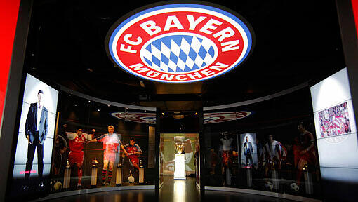 Die neue Erlebniswelt des FC Bayern öffnet ihre Pforten. Jährlich sollen bis zu 500.000 Besucher in die heiligen Hallen strömen und die Erfolge der Vereinsgeschichte bestaunen. Die neue Erlebniswelt des FC Bayern öffnet ihre Pforten. Jährlich sollen bis zu 500.000 Besucher in die heiligen Hallen strömen und die Erfolge der Vereinsgeschichte bestaunen.
