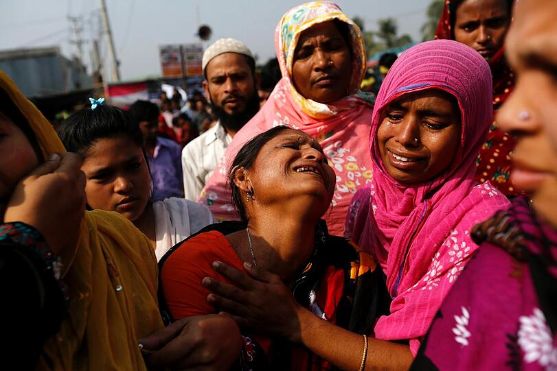 Ein Jahr nach der Rana Plaza Katatsrophe in Bangladesch, bei dem das Fabrikgebäude in sich zusammenstürzte, trauern und klagen Verwandte der über tausend Todesopfer, die zum Teil immer noch vermisst werden.