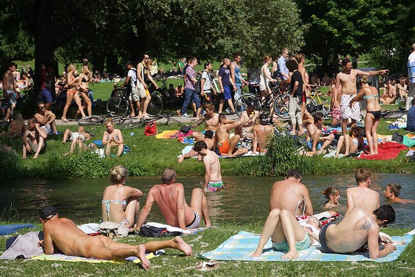 Der Sommer ist da und Münchens Bürger stürmen in den Englischen Garten! Sehen Sie hier die Bilder!