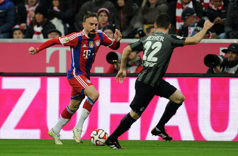 FRANCK RIBERY - NOTE 3 - Versuchte viel, blieb lange aber glücklos. Spielte dann &bdquo;Doppelkopf&ldquo; mit Robben und bereite dessen Kopfballtor ebenfalls per Kopf vor.