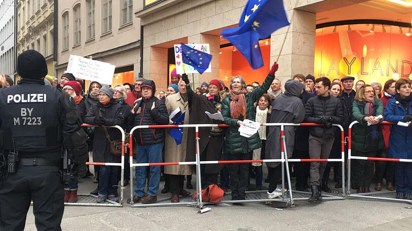 Anti-Pegida-Demonstranten drängen sich hinter den Absperrungen auf dem Marienplatz.