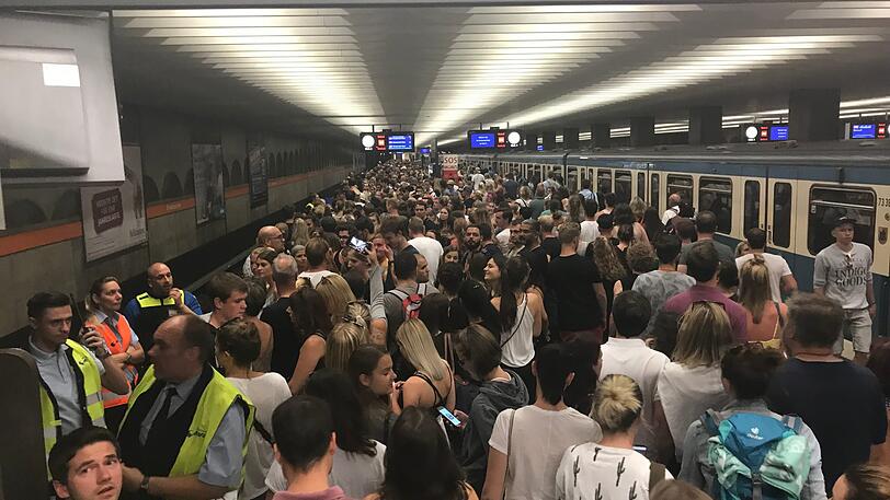 Nach dem Konzert drängen sich die Massen in die U-Bahn.