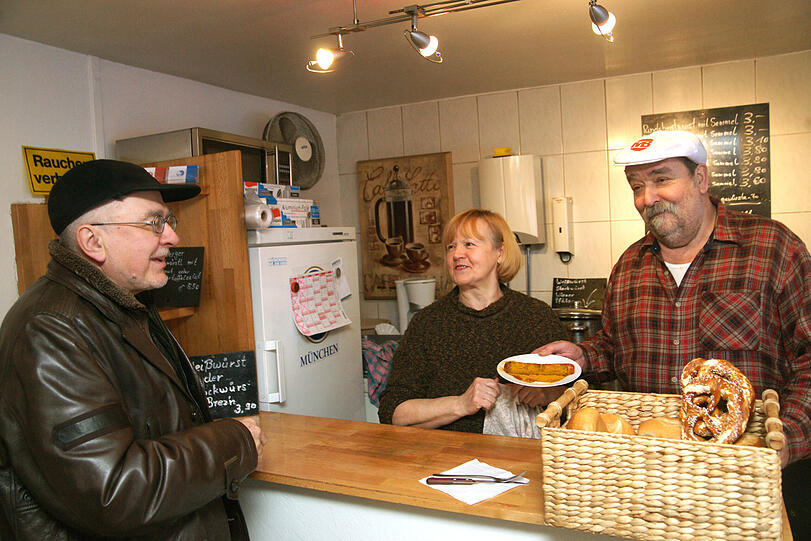 Haidhausens beste rote Currywurst: Johanna und Peter Niedermeier servieren sie seit über 30 Jahren in ihrem Standl am Wiener Platz.