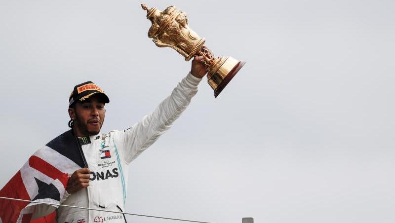 Lewis Hamilton scheint auf dem Weg zur erfolgreichen Titelverteidigung unaufhaltbar. Lewis Hamilton scheint auf dem Weg zur erfolgreichen Titelverteidigung unaufhaltbar.