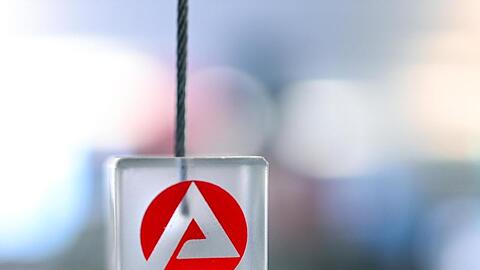 Auf einem transparenten Würfel ist das Logo der "Bundesagentur für Arbeit" zu sehen. Foto: Felix Kästle/dpa/Archivbild