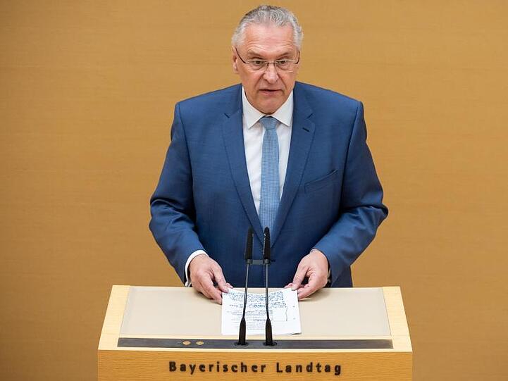 Joachim Herrmann (CSU), Innenminister von Bayern, spricht im bayerischen Landtag während einer Plenarsitzung. Foto: Sven Hoppe/dpa