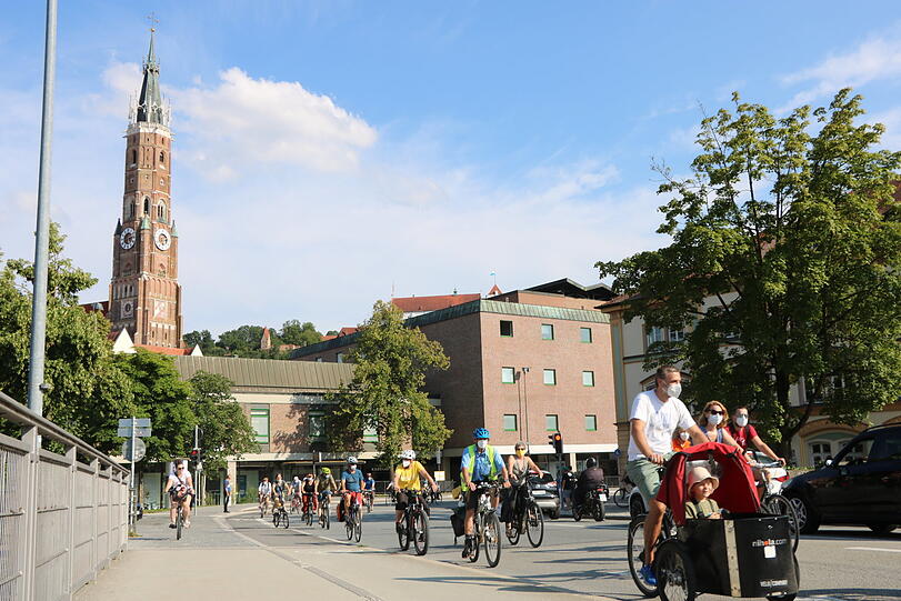 Begleitet von der Polizei radeln am Freitag die rund 70 Teilnehmer der Fahrrad-Demonstration durch die Stadt.