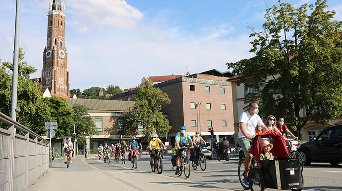 Begleitet von der Polizei radeln am Freitag die rund 70 Teilnehmer der Fahrrad-Demonstration durch die Stadt.