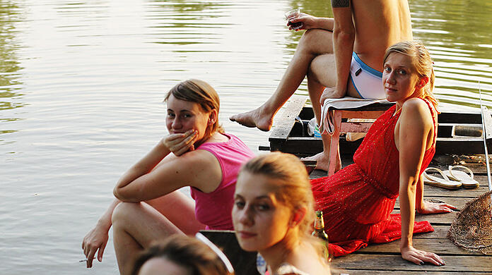 Idyllische Alltagsszene: Freunde zu Besuch auf der Familien-Datscha, außerhalb von Kiew.