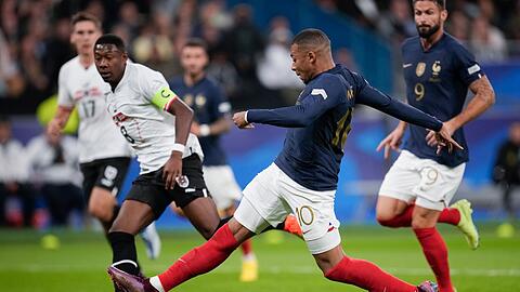 Die Franzosen um Kylian Mbappé (M.) setzten sich gegen Österreich durch.