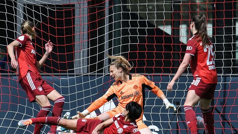 Bayerns Torhüterin Janina Leitzig (M) kann den Treffer zum 1:2 nicht verhindern.