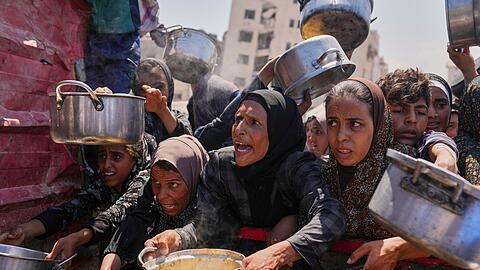Die Menschen in Gaza kämpfen um knappe Lebensmittel.