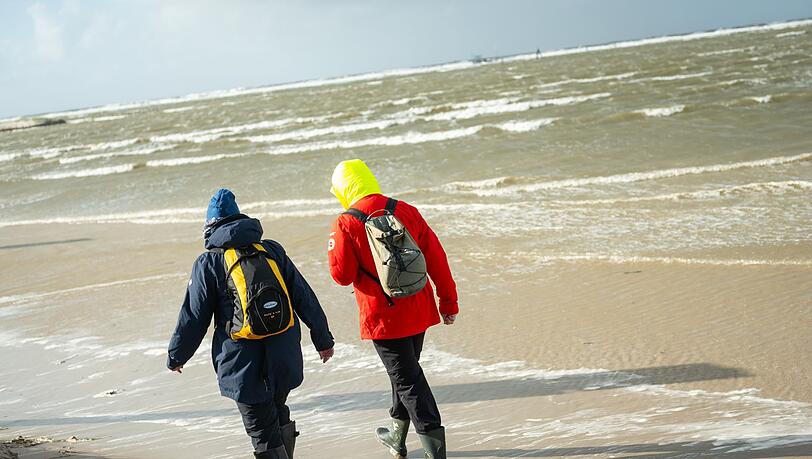 Wetterfeste Kleidung ist beim Spaziergang an der Nordsee in den nächsten Tagen ein Muss. (Archivfoto)
