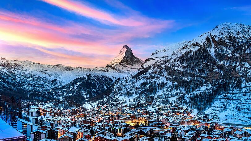 Vor der Kulisse des schneebedeckten Matterhorns bietet Zermatt das höchstgelegene Skigebiet Europas. Vor der Kulisse des schneebedeckten Matterhorns bietet Zermatt das höchstgelegene Skigebiet Europas.