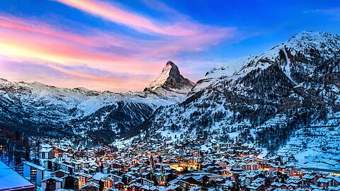 Vor der Kulisse des schneebedeckten Matterhorns bietet Zermatt das h&ouml;chstgelegene Skigebiet Europas.
