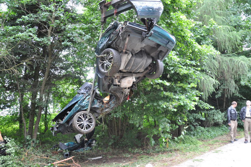 Der Wagen zerschellte an einem Baum - der Fahrer starb an der Unfallstelle.