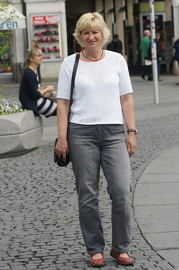Ulrike Brieger (53), Postangestellte: &bdquo;Das läuft doch in den meisten Haushalten so, dass die Frauen alles machen müssen. Bei mir daheim war das jedenfalls so. Ich hatte eine langjährige Beziehung. Der Haushalt ist immer an mir hängen geblieben, den Einkauf musste auch ich machen. Manchmal hat er staubgesaugt und ganz selten von alleine abgespült. Aber das kam quasi nie vor. Wenn er mal gekocht hat, blieb auch erstmal alles stehen und liegen, und ich durfte dann aufräumen. Geschmeckt hat&rsquo;s dann auch nur so lala.&ldquo;