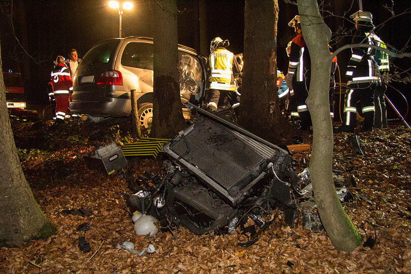 Eine Fahranfängerin verunglückte am Mittwochabend mit einer Beifahrerin im Waldstück bei Pallin, weil das Heck ausbrach. Beide wurden schwer verletzt. Das Auto wurde komplett beschädigt.