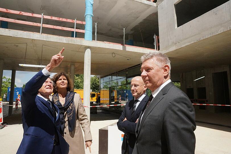 Bauherr Helmut Röschinger, Wirtschaftsministerin Ilse Aigner (CSU), Microsoft-Boss Alexander Stüger und Oberbürgermeister Dieter Reiter (SPD, von links) beim Richtfest.