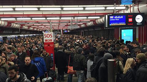 So überfüllt wie hier am Ostbahnhof, war es am Dienstag zwar nicht, aber die Fahrgäste mussten am Vormittag einiges an Geduld mitbringen.