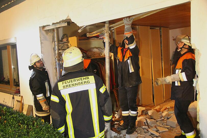 Am Sonntag krachte ein BMW in das Schlafzimmer eines Wohnhauses in Brennberg (Landkreis Regensburg). Die Bilder von der Unfallstelle.