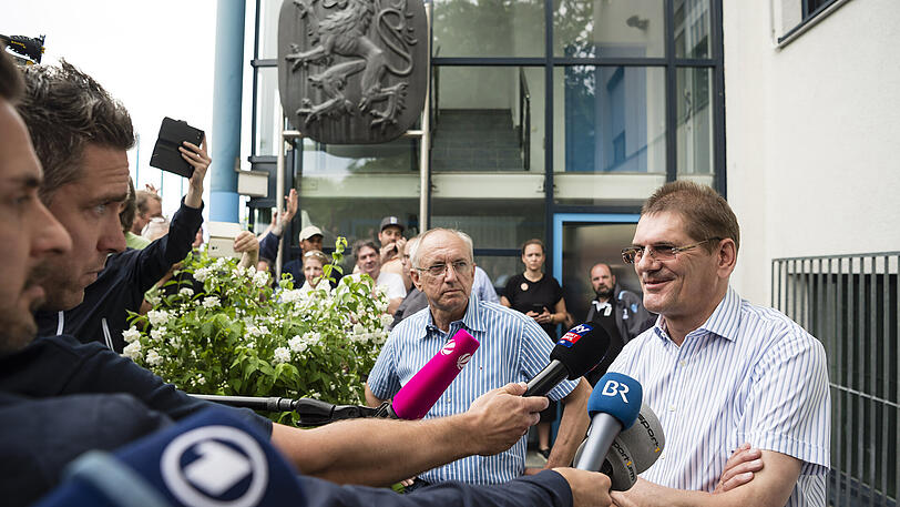 Sie wenden sich an die Medienvertreter und Löwen-Fans.