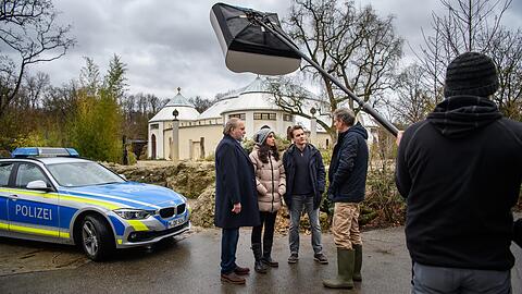 Die Schauspieler Jan-Gregor Kremp (l.), Stephanie Stumph und Ludwig Blochberger sind im Einsatz im Tierpark Hellabrunn.