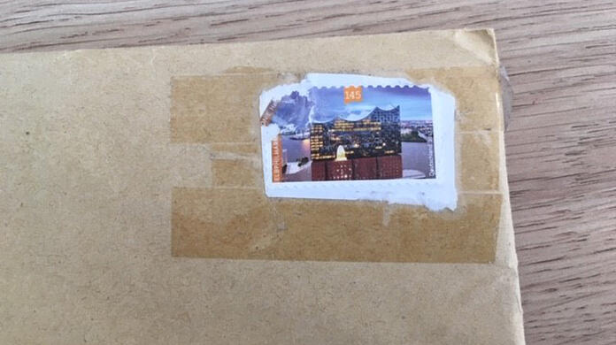 Um diese mit Tesafilm befestigte Briefmarke war der Streit entbrannt.