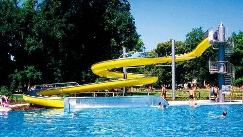 Das Ungererbad mit seiner großen Wasserrutsche - erst nächstes Jahr kann man dort wieder planschen. Das Ungererbad mit seiner großen Wasserrutsche - erst nächstes Jahr kann man dort wieder planschen.