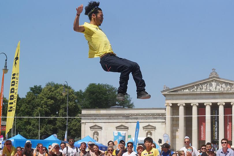Am Königsplatz war beim Sportfestival trotz Hitze 'Action angesagt. Foto: Daniel von Loeper